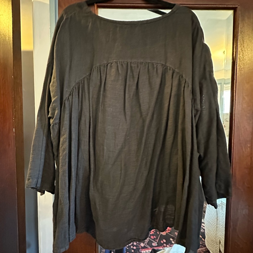 Black Crane linen pleated back top small